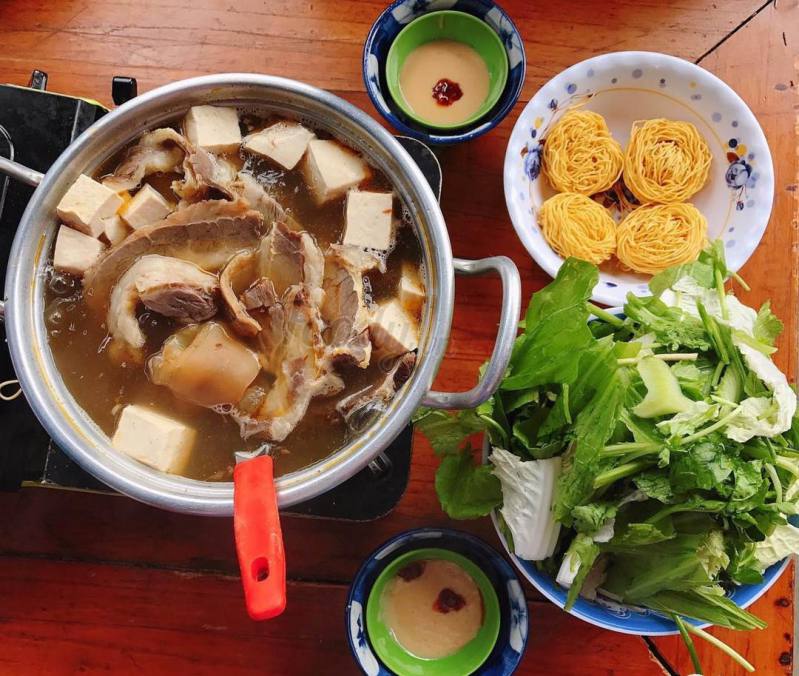 Lẩu bò Ba Toa món ngon Đà Lạt Lẩu bò Ba Toa là món ăn ngon trứ danh lâu đời ở tại Đà Lạt