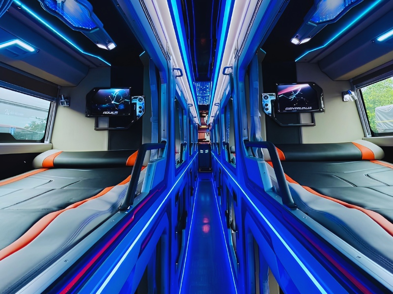 Xe Limousine giường nằm phục vụ khách đi tour Đà Lạt cho người lớn tuổi