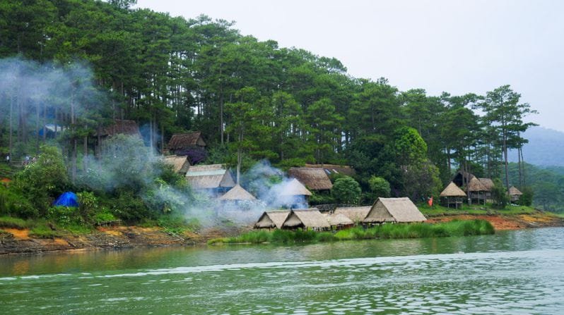 Hồ Tuyền Lâm Đà Lạt những ngôi nhà mái tranh xem lẫn với rừng thông bên hồ Tuyền Lâm Đà Lạt