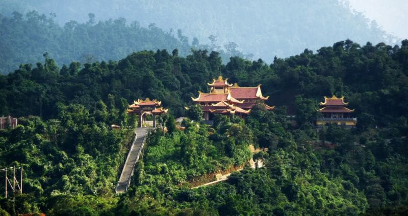 Thiền viện Trúc Lâm Đà Lạt những ngôi nhà với mái ngói đỏ xem lẩn trong vườn cây xanh ở thiền viện Trúc Lâm