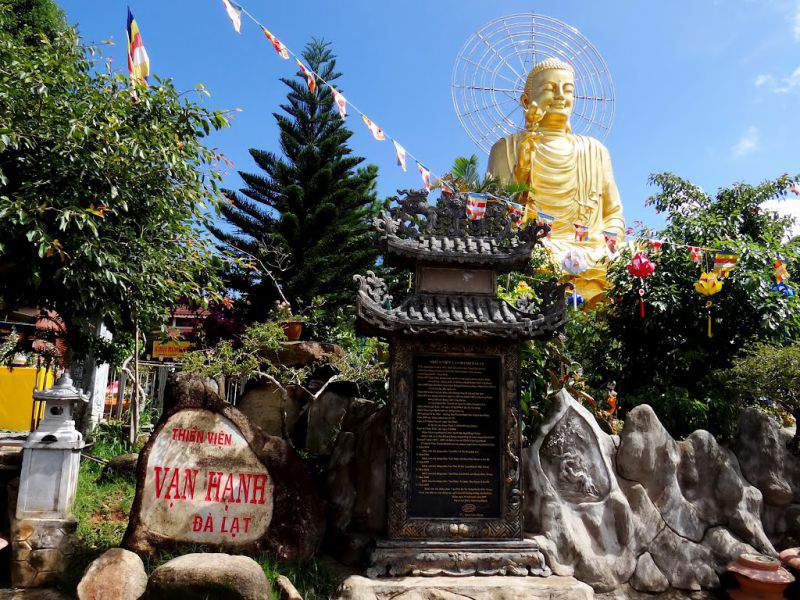 Thiền viện Vạn Hạnh khuôn viên thiền viện Vạn Hạnh với bức tượng phật màu vàng lớn và những hàng cây xanh