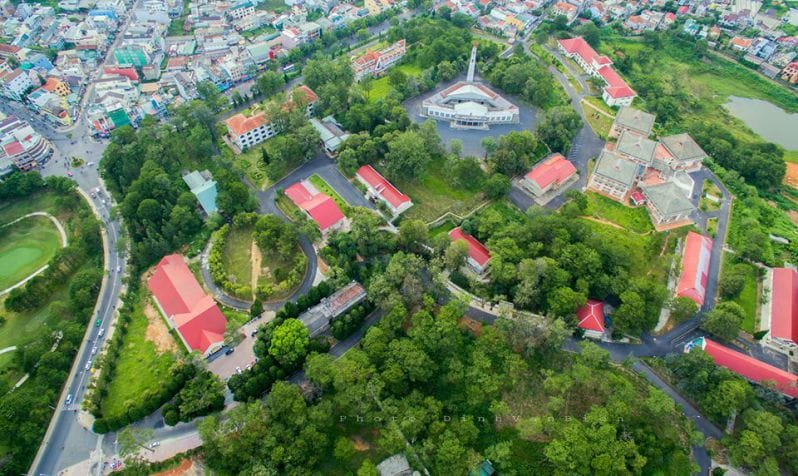 Trường đại học Đà Lạt những giãy nhà với ngói đỏ xen lẫn trong vườn cây xanh ở trường đại học Đà Lạt