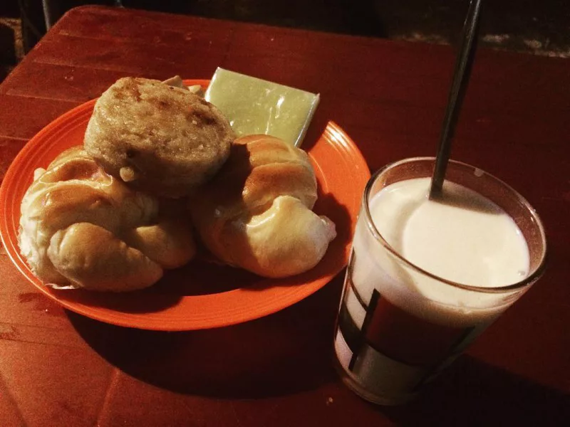 Ăn vặt ở Đà lạt - hình ảnh combo sữa đậu nành và bánh ngọt Ăn vặt ở Đà lạt - combo sữa đậu nành và bánh