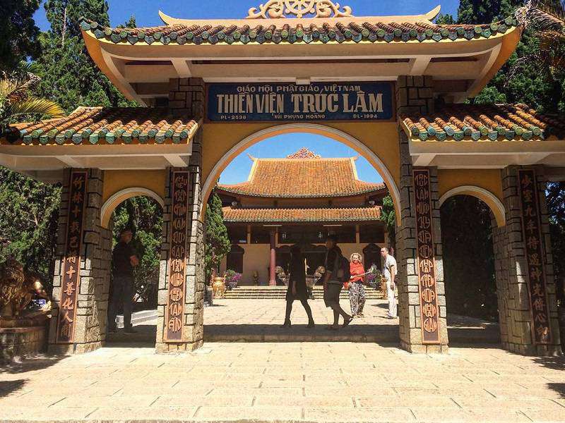cổng vào thiền viện Trúc Lâm Đà Lạt