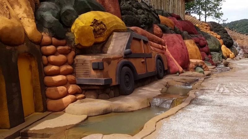 Đường hầm điêu khắc bằng đất sét
