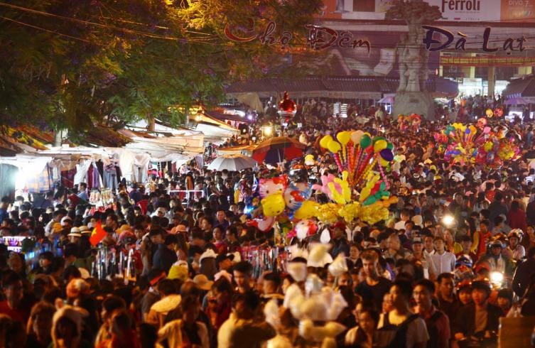 Festval hoa đà lạt 2017 sẽ rất đông và hoanh tráng. festival hoa đông đúc tại đà lạt
