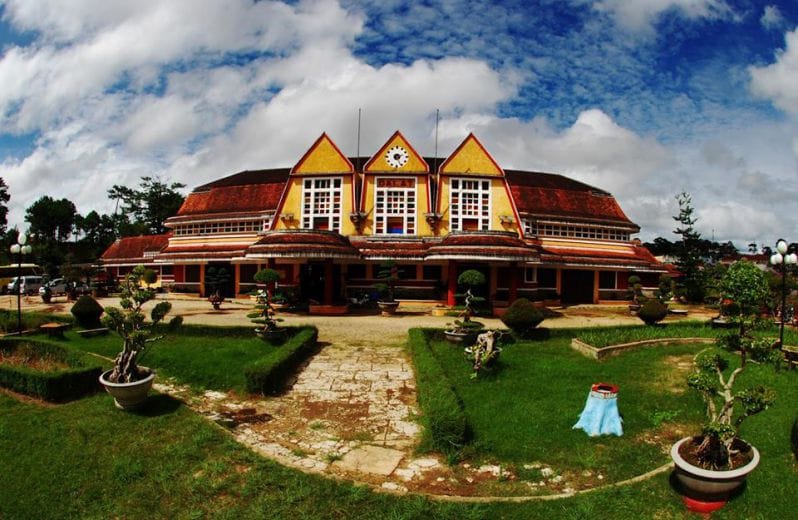 ảnh đẹp tại nhà ga cổ đà lạt cảnh mặt trước nhà ga cổ đà lạt