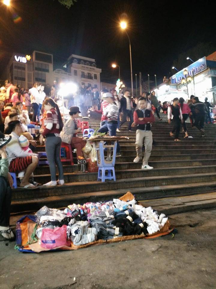 Cảnh mua bán nhộn nhịp về đêm ở chợ Đà Lạt. Chợ đà lạt mua bán nhộn nhịp về đêm.