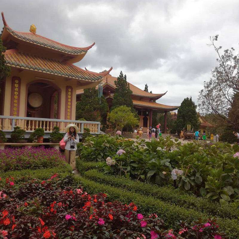 Thiền Viện Trúc Lâm Vườn hoa trước chính điện thiền viện Trúc Lâm