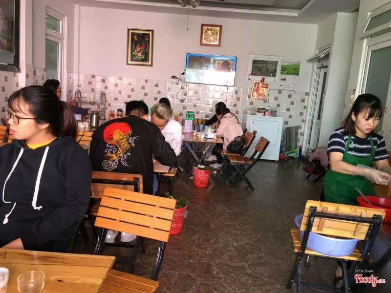 Bên trong quán bánh ướt lòng gà Long