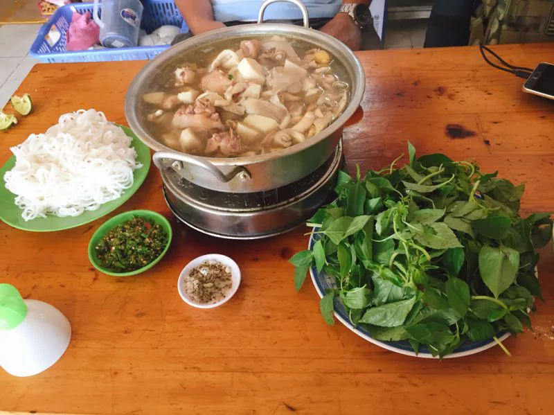 quán Lẩu gà lá é Hạnh Đà Lạt Lẩu gà lá é Đà Lạt của quán cô Hạnh