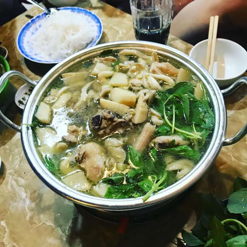 Lẩu gà lá é Hạnh Đà Lạt Món lẩu gà lá é Đà Lạt
