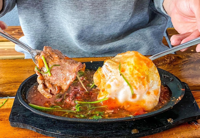 Ăn sáng với món bánh mì chảo Đà Lạt