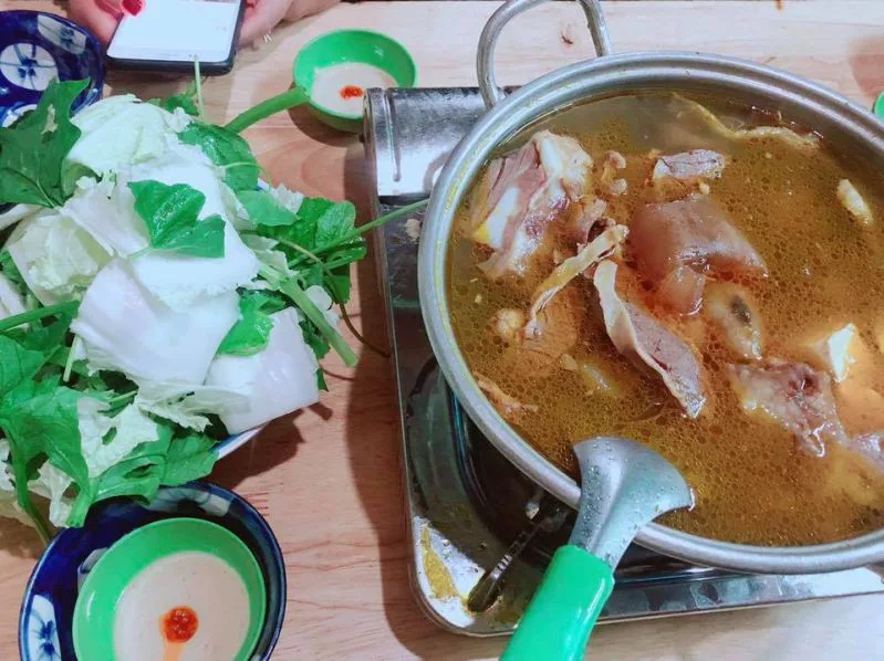 Lẩu bò quán gỗ ABa Toa Đà lạt