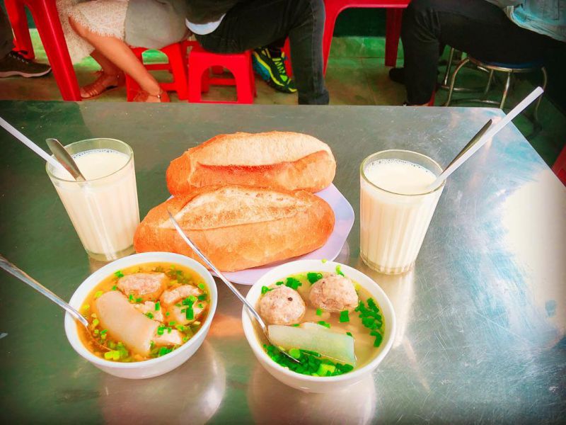 Ăn sáng với Món bánh mì xíu mại Hoàng Diệu ở Đà Lạt Món bánh mì xíu mại Hoàng Diệu ở Đà Lạt ăn kèm sữa đậu nành