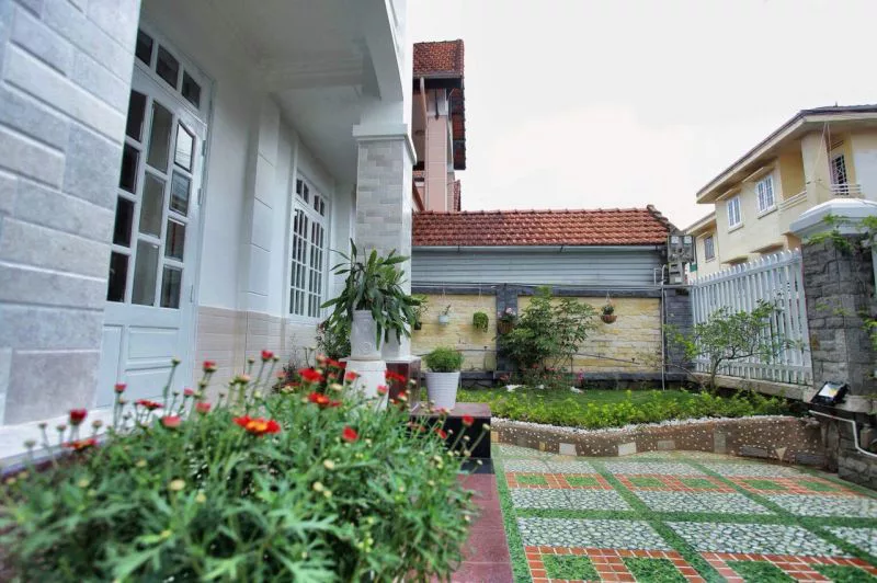 Một góc sân ở phía trước ngôi biệt thự số 12 Triệu Việt Vương