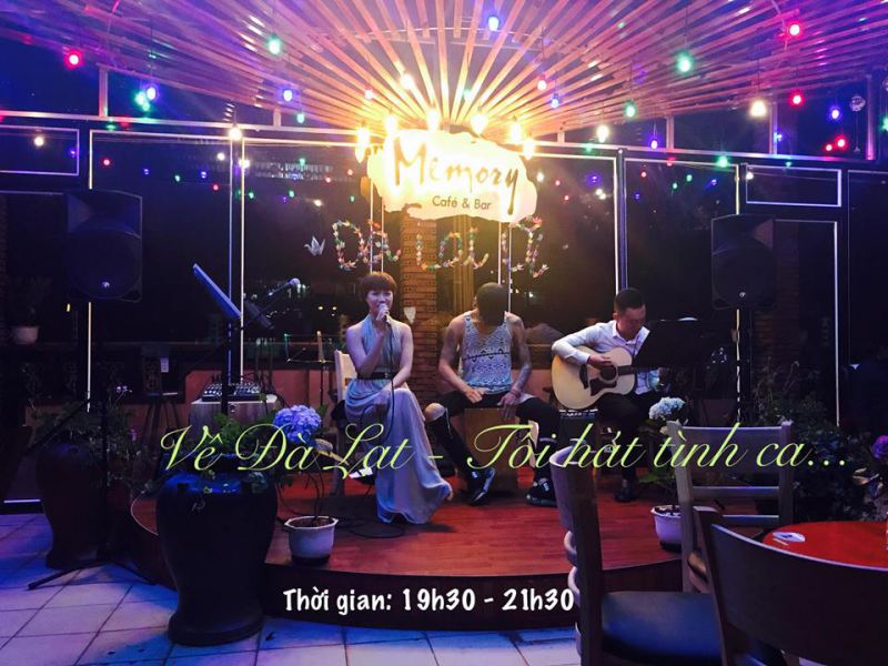 Khung cảnh bên trong quán Cafe Memory ở Đà Lạt về đêm Khung cảnh ở bên trong Cafe Memory ở Đà Lạt về đêm