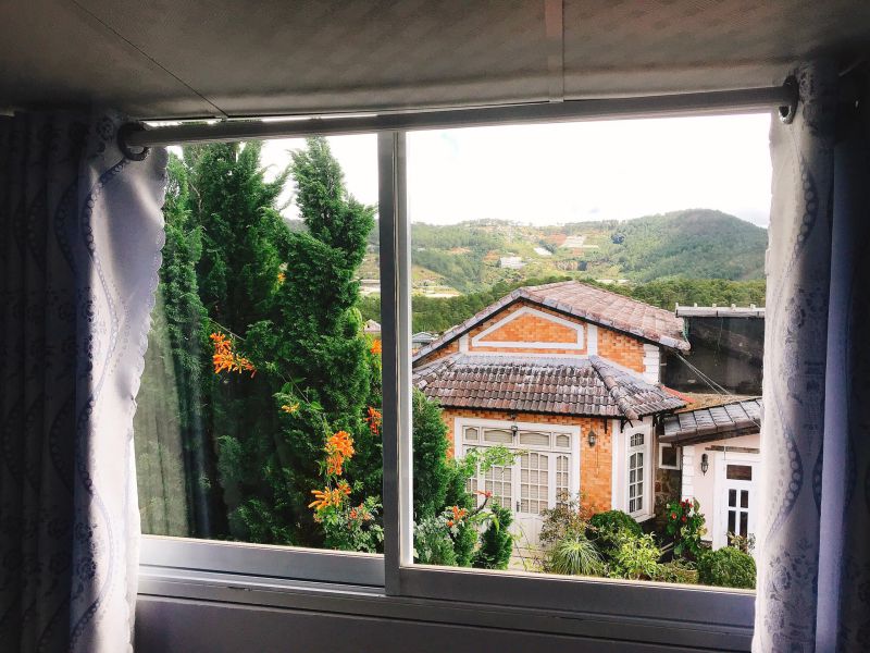 Một góc nhìn ra từ cửa sổ của Cẩm Tú Cầu Villa ờ Đà Lạt