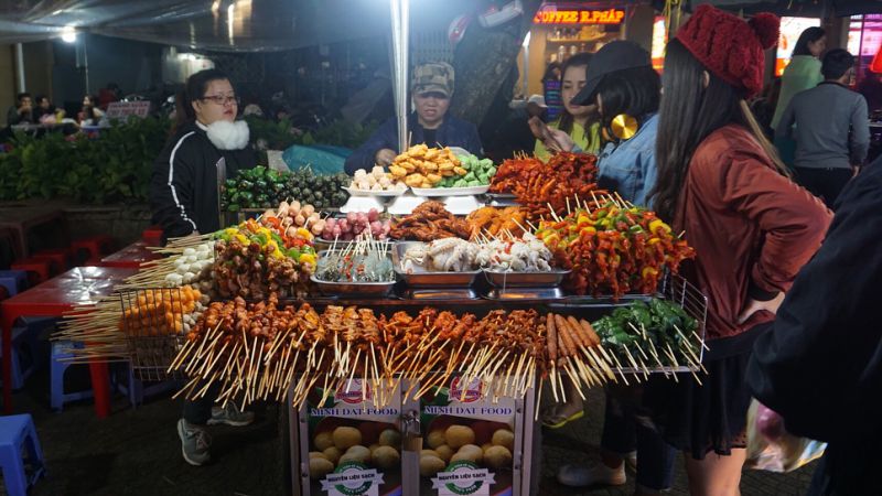 Chợ Đà Lạt về đêm có rất nhiều món ăn ngon Chợ Đà Lạt về đêm có rất nhiều món ăn ngon cho bạn tha hồ thưởng thức