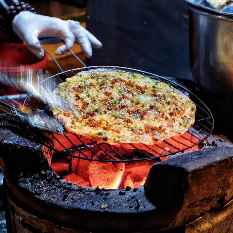 Trời lạnh, đi ăn vặt bánh tráng nướng Đà Lạt Trời lạnh, đi ăn vặt mà gặp bánh tráng nướng Đà Lạt là nhất luôn