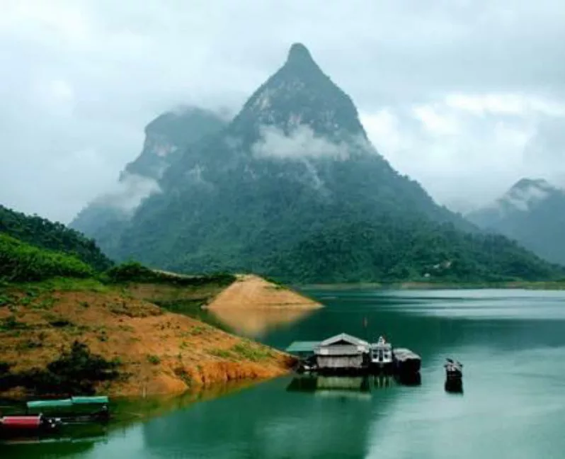 Đỉnh Pinhatt nhìn từ xa trông đầy huyền ảo và thách thức Đỉnh Pinhatt nhìn từ xa trông đầy kỳ ảo và thách thức