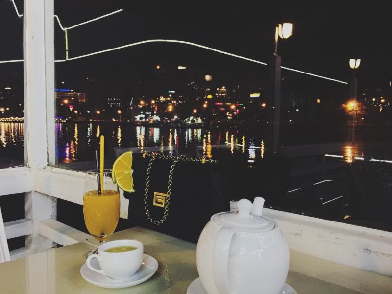 Cafe trên Hồ Xuân Hương ngắm Đà Lạt về đêm Ngắm nhìn tp Đà Lạt về đêm từ một quán cafe trên Hồ Xuân Hương