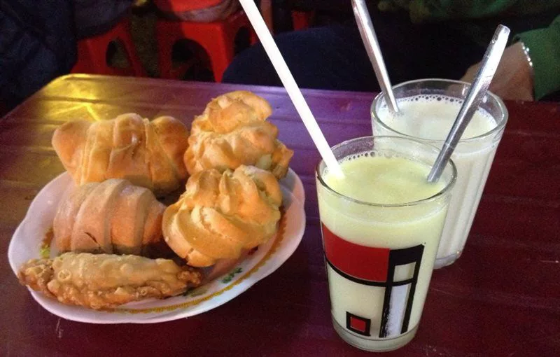 sữa đậu nành Đà Lạt nóng và bánh ngọt quán cô Hoa Combo sữa đậu nành Đà Lạt nóng và bánh ngọt trứ danh