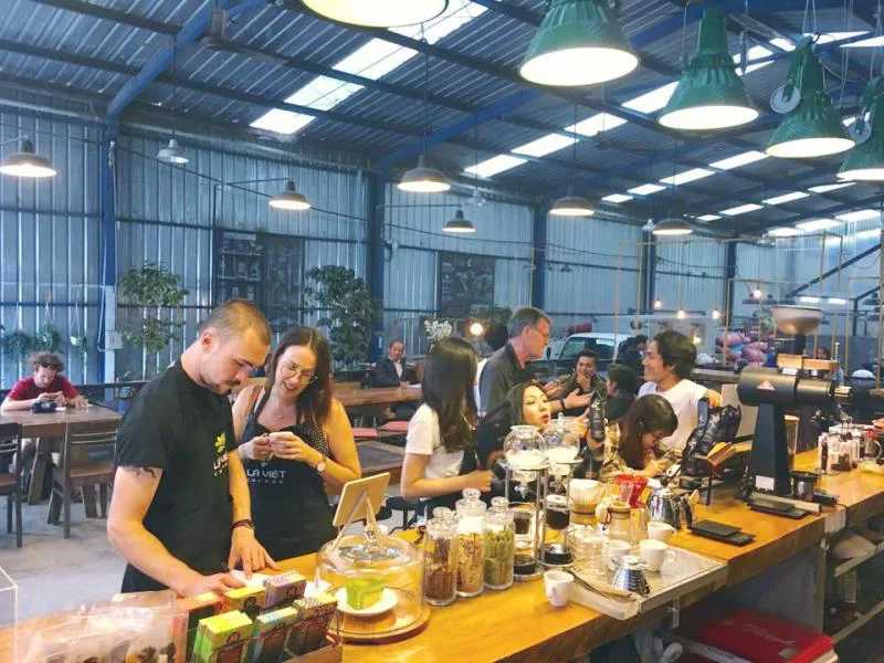 Không gian đậm chất Industry của Là Việt Coffee ở tp Đà Lạt