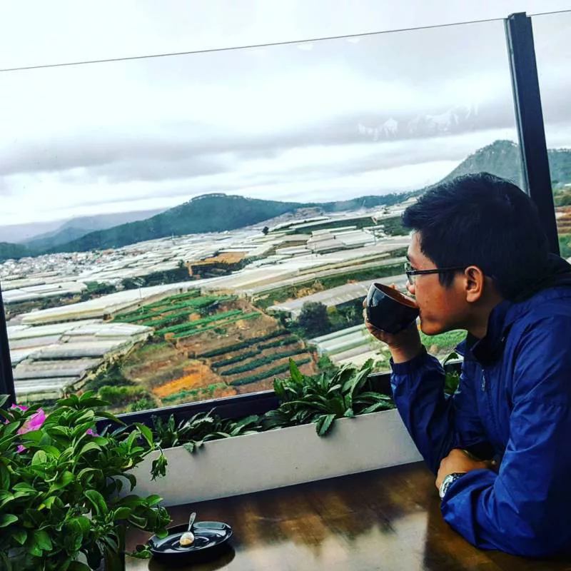 Thưởng thức một tách cà phê ở Panorama là một trải nghiệm quý giá