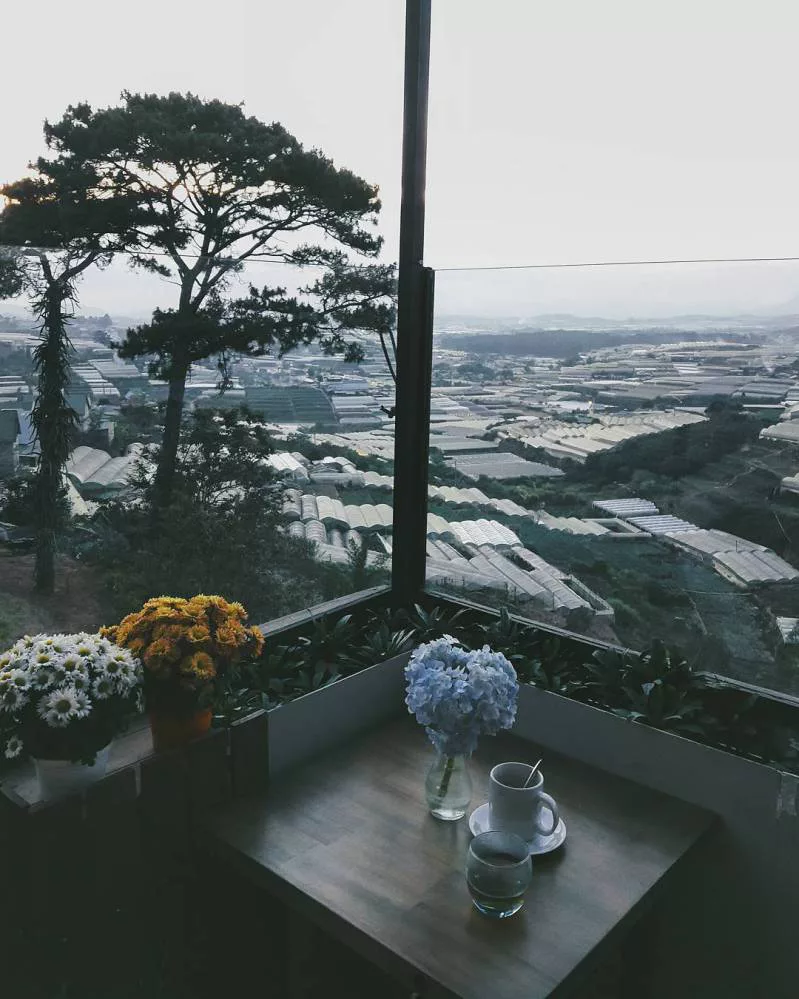 Khung cảnh trại mát dưới góc nhìn của Panorama cafe ở Đà Lạt