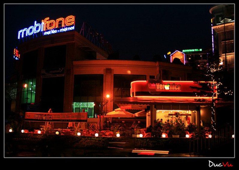 Cafe Veronica ở Đà Lạt về đêm Cảnh bên ngoài Cafe Veronica ở Đà Lạt về đêm