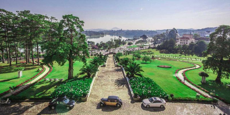 vẻ đẹp của Hồ Xuân Hương từ Dalat Palace Henritage Luxury Ngắm nhìn vẻ đẹp Hồ Xuân Hương từ Dalat Palace Henritage Luxury