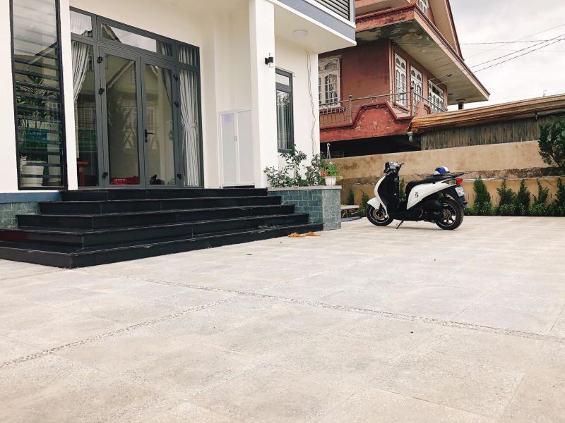 Sân trước khá rộng rãi, rất thích hợp cho các buổi Party, BBQ ngoài trời..