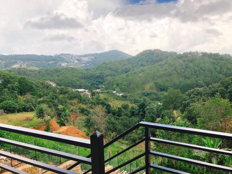 Windy Villa ở Đà Lạt nằm giữa một thung lũng với view rừng xanh ngát