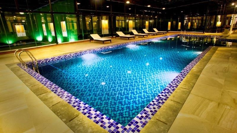 Bể bơi sang trọng bên trong Đà Lạt LADALAT Hotel Bể bơi sang trọng ở bên trong Đà Lạt LADALAT Hotel