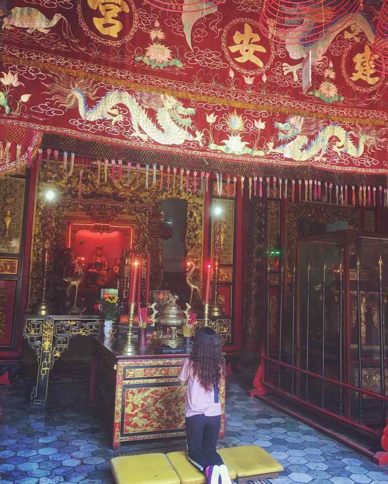Thắp hương trước bàn thờ Phật ở Chùa Tàu- tp Đà Lạt