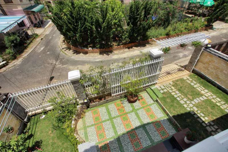 Không gian sân vườn khá rộng ở phía trước của biệt thự số 12 Triệu Việt Vương, Tp. Đà Lạt
