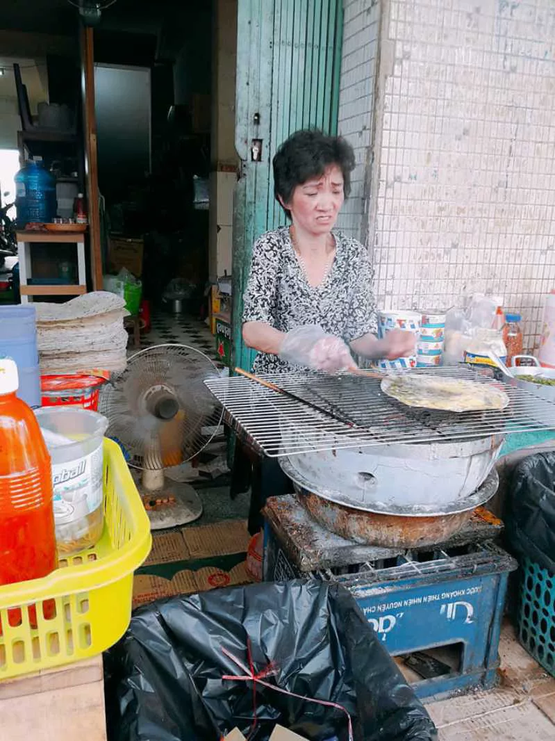 Bà Khùng - bánh tráng nướng 61 Nguyễn Văn Trỗi Bà Khùng - nguyên nhân tồn tại của bánh tráng nướng 61 Nguyễn Văn Trỗi ở Đà Lạt