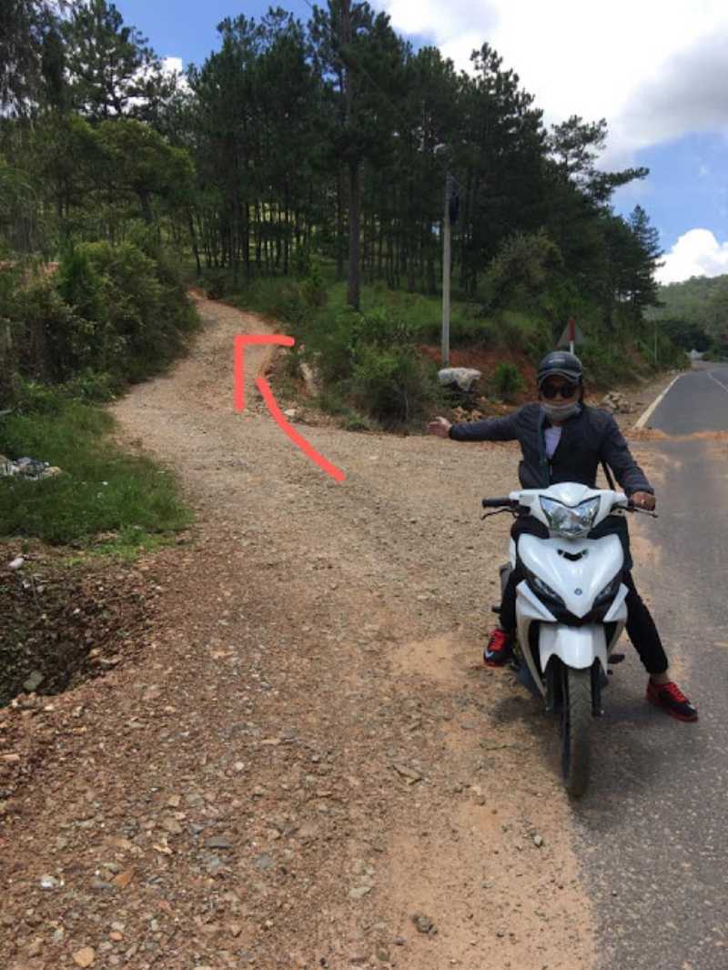 đường đi vào tuyệt tình cốc con đường dóc đầu tiên dẫn từ đường quốc lộ vào tuyệt tình cốc