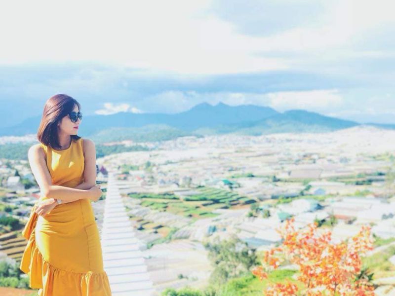 cố gái tự tin bên nấc thang lên thiên đường
