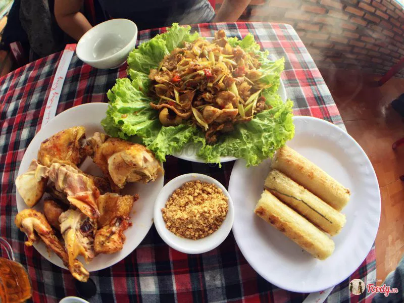 Món cơm lam gà nướng ở quán Hương Rừng Đà Lạt