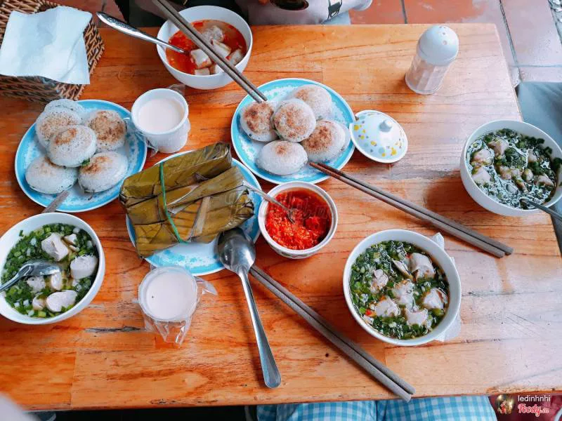 Món bánh Căn quán cô Lệ Đà Lạt