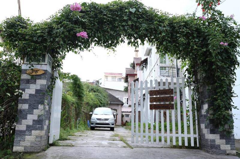 Lối vào Classic Garden Homestay Đà Lạt khá gần chợ