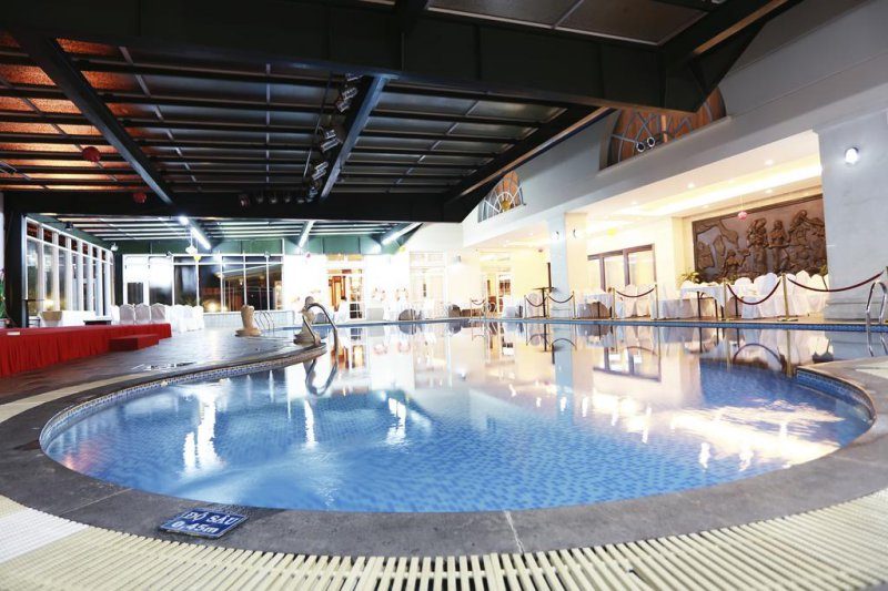 Hồ bơi và sân tenis ở khách sạn Sài Gòn Hotel Đà Lạt
