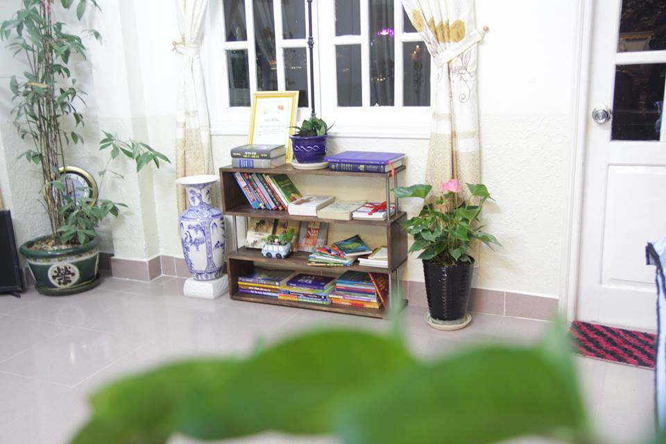 Một góc nhỏ để đọc sách trong UFO villa Đà Lạt