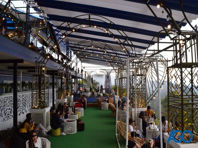 Rất đông khách đến với cafe Horizon