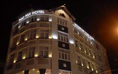 Bên ngoài khách sạn Phố Núi Đà Lạt gần chợ