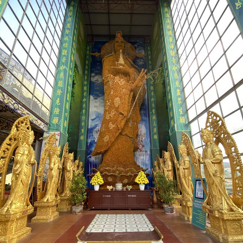 Tượng Quan Thế Âm bằng hoa
