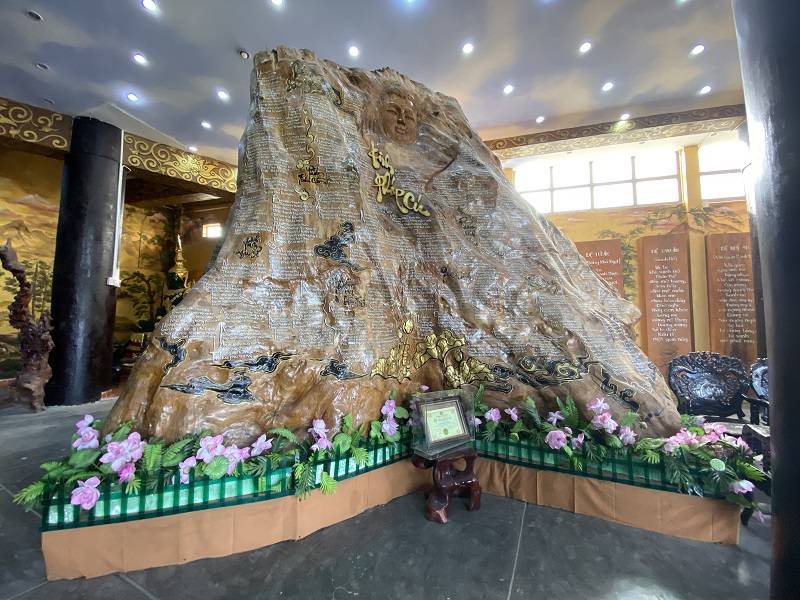 Gốc cây chứa bộ kinh pháp
