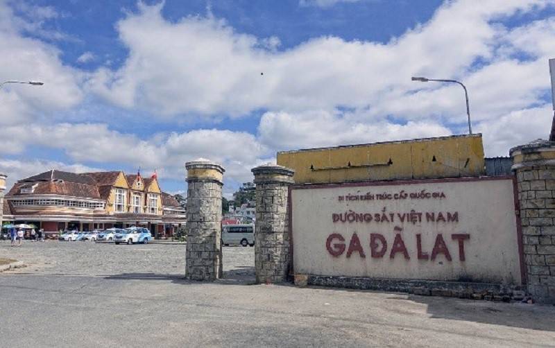 ga đà lạt Cổng vào nhà ga đà lạt, với nét cổ kính rêu phong theo thời gian
